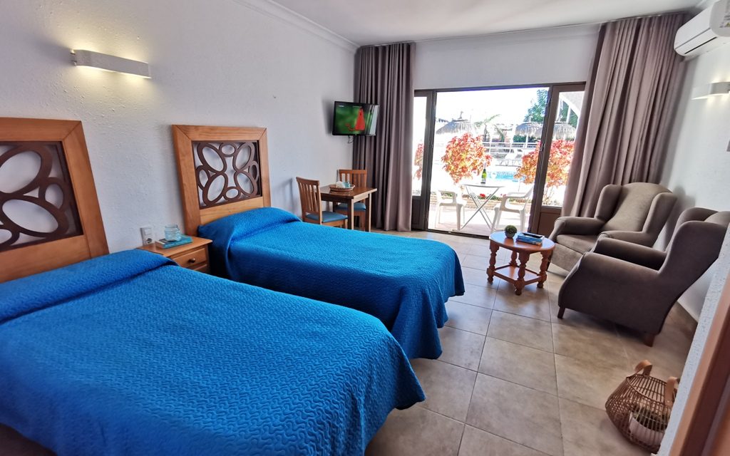 1-kamerappartement van La Baranda met twee bedden en uitzicht op het terras