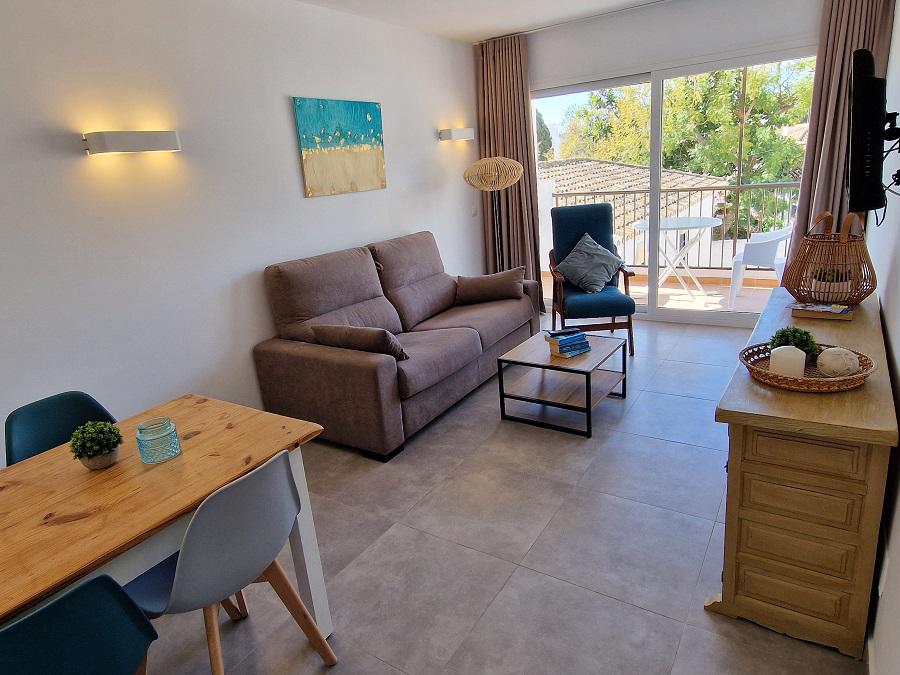 Woonkamer van La Baranda met terras aan de buitenzijde
