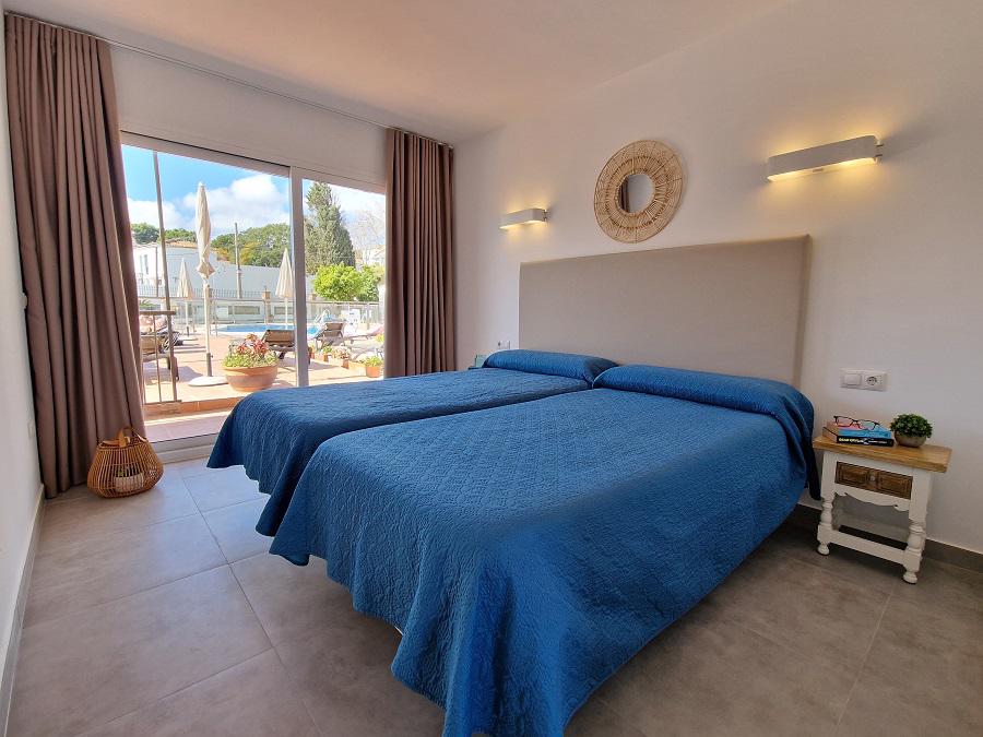 Slaapkamer van La Baranda met twee blauwe eenpersoonsbedden