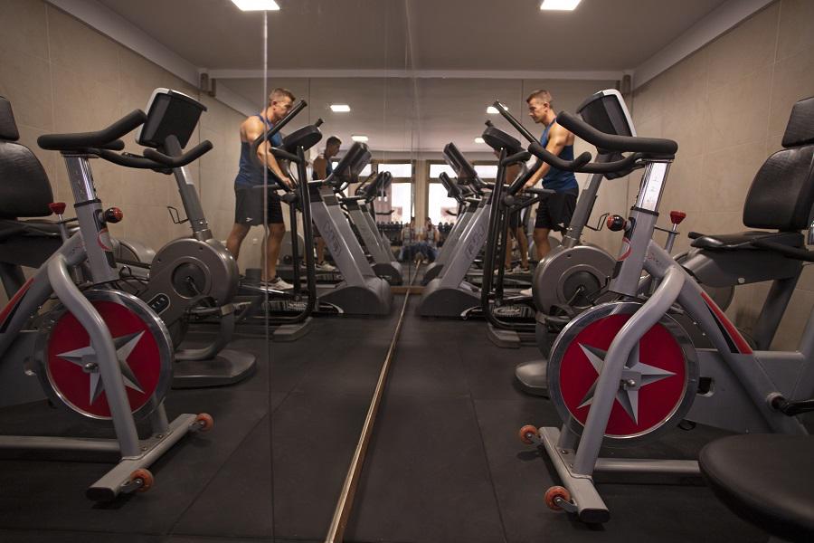 Fitnessruimte van La Baranda met cardioapparatuur