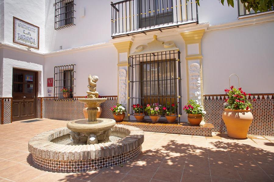 Entree en patio van Appartementen La Baranda met fontein